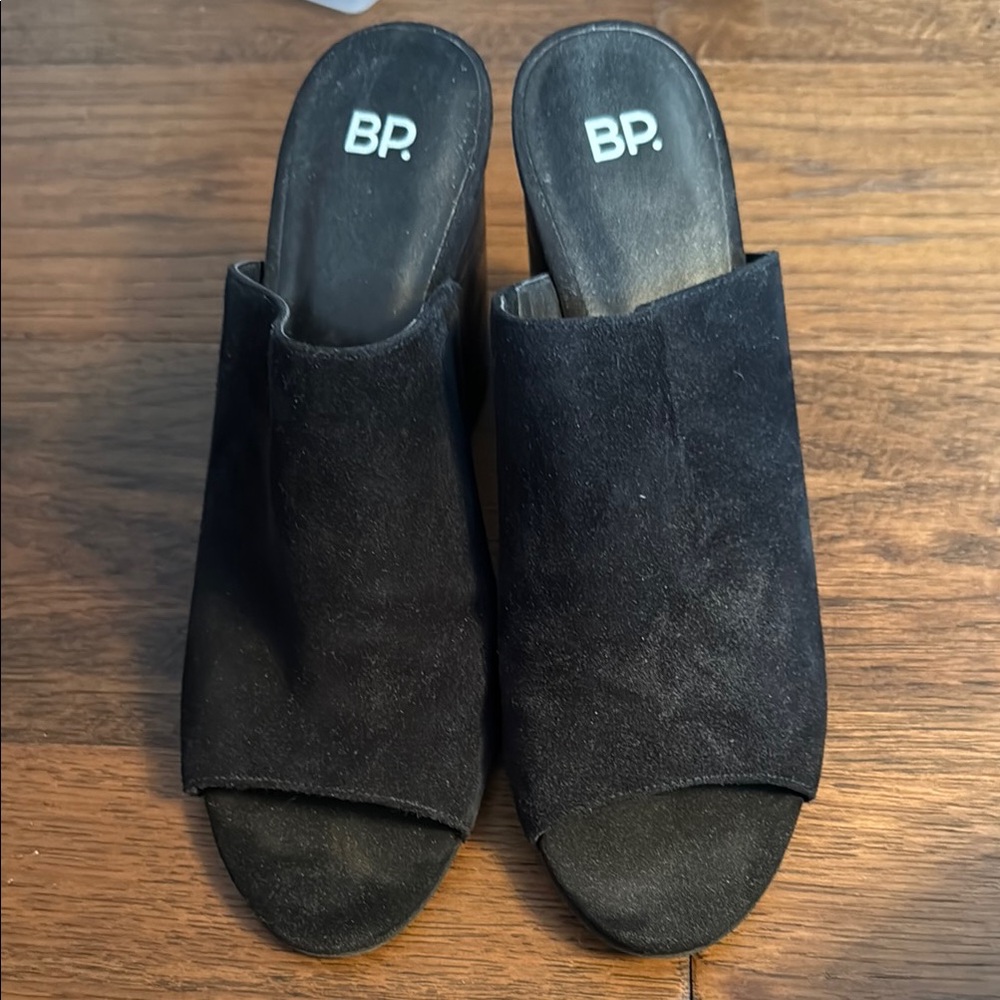 bp Black Mules with Open Toe and Medium Heel